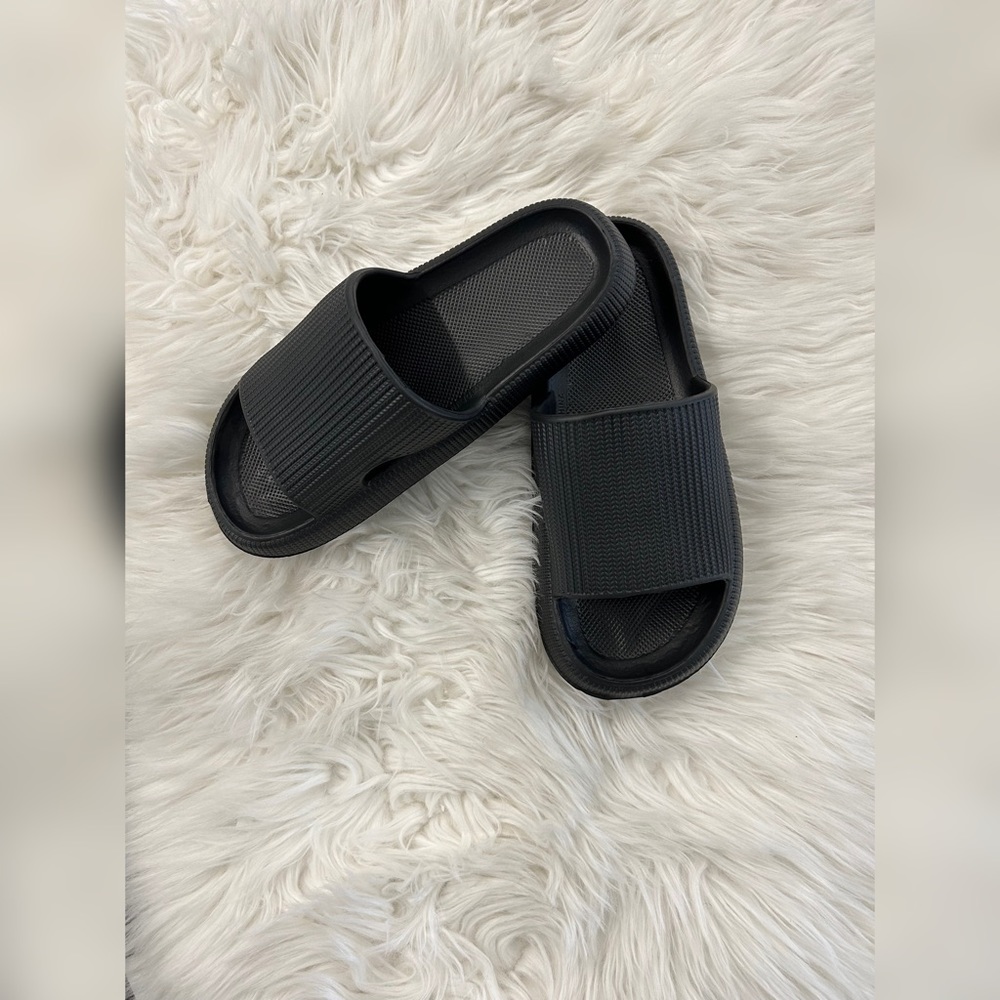 Women’s Cloud Slides In Color Black